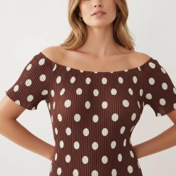 robes asymétriques à pois dénudées épaules plissée et multicolore modèle féminin pose avec une robe marron à pois blancs plissée asymétrique élégante