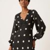 robes à pois transparentes jacquard maxi col v noirs portée par un mannequin avec manches longues bouffantes