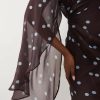 robes à pois hiver marron oversize cape montant col drapée courte manches imprimée de pois bleu ciel avec une manche cape fluide et drapée en voile marron chocolat