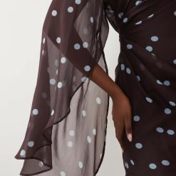 robes à pois hiver marron oversize cape montant col drapée courte manches imprimée de pois bleu ciel avec une manche cape fluide et drapée en voile marron chocolat
