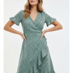 robes vertes à pois volants portefeuille courte vert une femme porte une robe verte à pois noirs avec des volants et un col en v une robe dété parfaite pour les jours ensoleillés