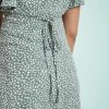 robes vertes à pois couronne de lauriers courte boutonnée rétro avec ceinture nouée à la taille et motif imprimé blanc sur fond vert