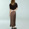 jupes à pois cordon serrage satin midi imprimé 1 jupe midi satinée marron à pois blancs portée par une femme jeune et élégante