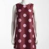 sacs de voyage à pois épaule porté bordeaux robe courte sans manches a grands pois rose clair sur mannequin blanc