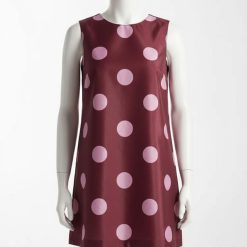 sacs de voyage à pois épaule porté bordeaux robe courte sans manches a grands pois rose clair sur mannequin blanc