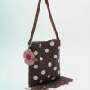 sacs de voyage à pois ornementé épaule porté marron avec franges et détails perlés argentés sur une femme en costume noir