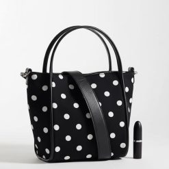sacs de voyage à pois monochrome seau réglable avec bandoulière en toile noire avec anses rigides et tube de rouge a levres