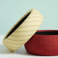 bracelets à pois rayures tissu en lot de 2 multicolore deux bracelets épais un beige à rayures et un rouge uni en tissu pour femme accessoire de mode