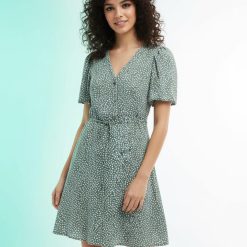 robes à pois vertes courte patineuse boutonnée vert avec un col en v des manches courtes bouffantes et un lien a nouer a la taille