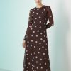 robes asymétriques à pois imprimé ourlet avec mi longue marron et bleu ciel col rond manches longues portée par une femme