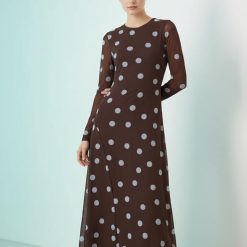 robes asymétriques à pois imprimé ourlet avec mi longue marron et bleu ciel col rond manches longues portée par une femme