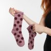 chaussettes à pois rose nostalgie avec style pour femme en maille mauve à grands pois bordeaux tenues par une femme