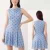 robes bleu ciel à pois clair en tulle courte patineuse sans manches avec col drapé taille cintrée et jupe évasée portée par un mannequin vue de face et de dos