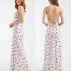 nuisettes à pois longue robe satin dos échancré bretelles croisées lilas marron portée par une femme vue de côté et de dos