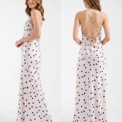 nuisettes à pois longue robe satin dos échancré bretelles croisées lilas marron portée par une femme vue de côté et de dos