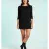 chaussettes à pois pailletés fantaisie chic femme noir portées par une femme en robe noire sur fond bleu clair