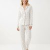 pyjamas à pois écru ensemble doux ultra boutonné porté par une femme comprenant un haut à manches longues et un pantalon assorti