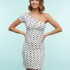 robes asymétriques à pois basse avec courte taille moulante blanche et noire portée par une femme sur fond bleu
