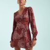 robes à pois rouge col v tachetés courte bordeaux rose manches longues portee par une femme