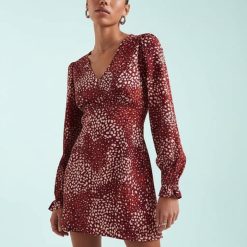 robes à pois rouge col v tachetés courte bordeaux rose manches longues portee par une femme