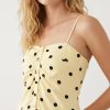 robes à pois jaune courte caraco avec détails froncés portée par un mannequin avec bretelles fines et boutons sur le devant
