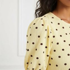 robes à pois jaune et marron vanille française texturée étagés volants courte à manches courtes bouffantes et col rond portée par un mannequin