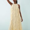 robes à pois jaune dos nu volants longue fleur anis portée par un mannequin avec coupe fluide col halter sans manches