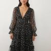 robes à pois transparentes tulle longue décolleté plongeant volants manches ballon noir et blanc portée par un mannequin sur fond neutre