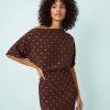 robes à pois jaune longue plissée épaules dénudées métallisé marron portée par un mannequin sur fond bleu clair