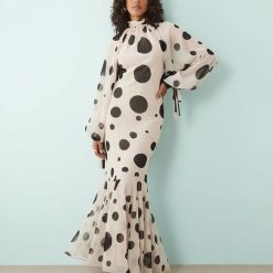 robes mousseline à pois longue montant ourlet godets col beige et noire avec manches longues bouffantes