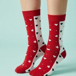 chaussettes à pois multicolore lot de 7 paires et cœurs bicolores rouges et blanches avec motifs cœurs noirs et blancs portées sur les jambes