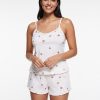 pyjamas à pois caraco short ensemble avec ivoire imprimé cerises fines bretelles et volants porté par une femme