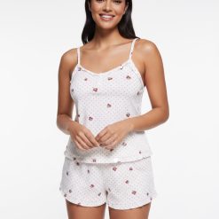 pyjamas à pois caraco short ensemble avec ivoire imprimé cerises fines bretelles et volants porté par une femme