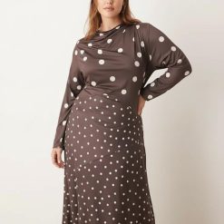 robes longues marron à pois effet divisé manches près du corps variés avec grands pois sur le haut et petits pois sur la jupe