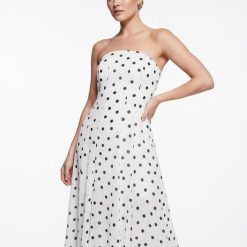 robes bustier à pois blancs longue petite robe portée par une femme élégante avec un motif imprimé à pois noirs