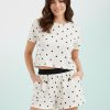 pyjamas à pois ensemble short et t-shirt jersey gaufré crème porté par une femme avec des poches et des petits noeuds noirs