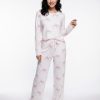 pyjamas à pois rose et nœuds pantalon ensemble ultra doux exclusivité porté par une femme aux cheveux bruns sur fond blanc