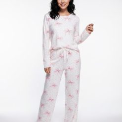 pyjamas à pois rose et nœuds pantalon ensemble ultra doux exclusivité porté par une femme aux cheveux bruns sur fond blanc