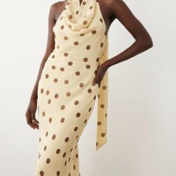 robes à pois jaunes foulard encolure avec longue robe maxi imprimée de pois marrons coupe fluide ajustée portée par un mannequin