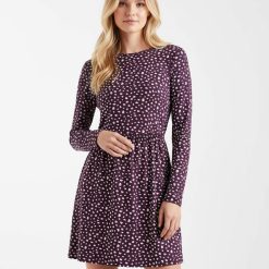 robes à pois jaune courte longues manches motif tacheté prune portée par une femme blonde sur fond blanc