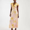 robes à pois jaune okra col bénitier mi longue en soie rose à motifs floraux jaunes avec finition en dentelle
