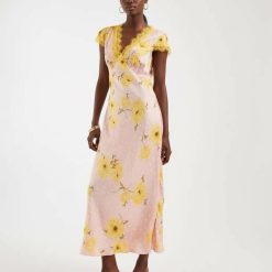 robes à pois jaune okra col bénitier mi longue en soie rose à motifs floraux jaunes avec finition en dentelle