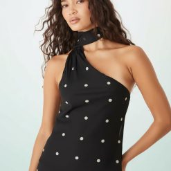 robes mousseline à pois courte col foulard avec noirs pois blancs et coupe asymétrique avec une épaule dénudée