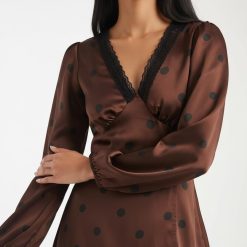 robes longues marron à pois rétro manches motif 29 en satin avec col v bordé de dentelle noire
