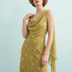 robes à pois jaune longue jacquard habillée dos ouvert col drapé fluide couleur olive sans manches avec voile latéral