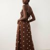 robes longues marron à pois dos froncée nouée motif robe longue marron à pois blancs dos noué bretelles fines élégante