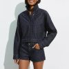 vestes à pois jean en veste bleu marine coupe courte a col montant fermeture boutonnee portee avec un short assorti pour femme