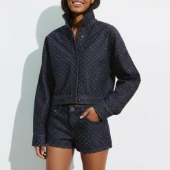 vestes à pois jean en veste bleu marine coupe courte a col montant fermeture boutonnee portee avec un short assorti pour femme