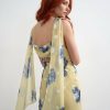 robes à pois jaune longue jacquard dos ouvert vert bleu fleuri portée par un mannequin aux cheveux roux avec des voiles fluides aux épaules