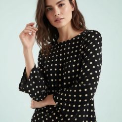 robes longues noires à pois manches robe noir portée par un mannequin femme avec un col bateau